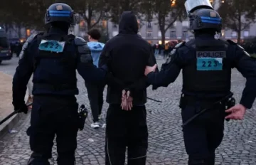 855 задържани в Париж след протестите, 19 в Лимож