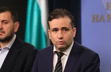 Божидар Божанов: Радев наруши закона, Министерски съвет агитира за Йотова