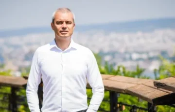Кандидатът за президент Костадин Костадинов отвори дома си и сподели интересни моменти за себе си