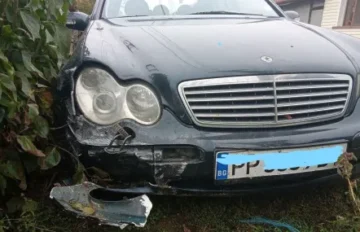 Малолетен се заби в ограда на къща с автомобила на баща си