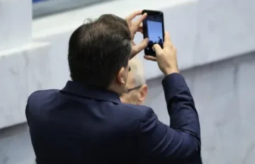 Парламентът отложи извънредното заседание заради липса на кворум