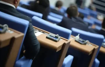 Парламентът заседава извънредно заради палежа на антени