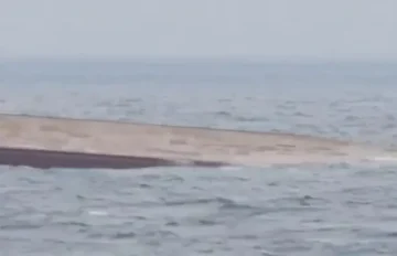 Преобърнатият кораб „Хорив“ навлиза в български води