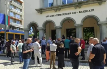 Стотици се събраха пред РУ-Кърджали след отвеждането на кмета